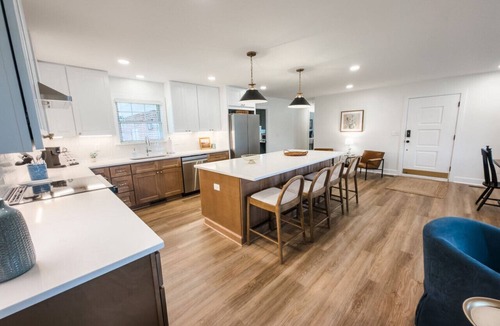 Clinton House | Lindsay Haven | Spacious 5BR Retreat Sleeps 12 Perfect for Groups & Gatherings