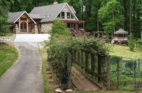 Umstead Villa | Lioncrest Estate | Pickleball Cinema Near RDU 5-Acres