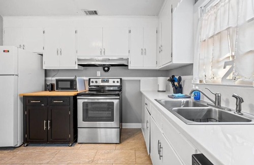 Garden City House | Little Z's, 3BR Home Very Close to SAV Port+Pets