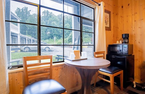 Cherokee Hotel | Lloyd's On The River Country Inn By OYO
