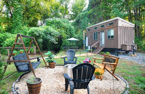 Knoxville Cottage | Local Creek Tiny Home. Hot Tub. Wifi. Close to everything. Glamping. Private.