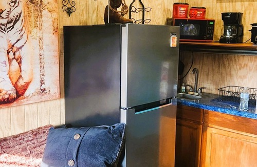 Anderson Cabin | Located outside of Anderson, access to shopping, dinning , 8 miles from Lake.