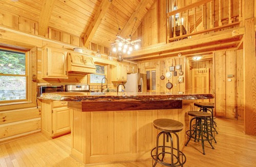 Wears Valley Cabin | Log Cabin w/Vaulted Great Room & Creek Near GSMNP