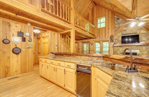 Wears Valley Cabin | Log Cabin w/Vaulted Great Room & Creek Near GSMNP