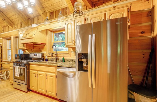 Wears Valley Cabin | Log Cabin w/Vaulted Great Room & Creek Near GSMNP