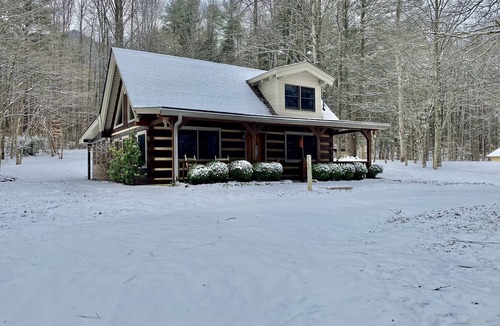 Townsend Cabin | Log Cabin, walk to National park trails and minutes from Gatlinburg with a view!