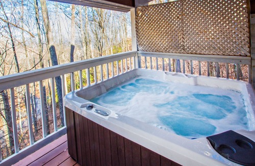Chalet Village Cabin | Log Heaven PET-FRIENDLY, BEAR SIGHTING, HOT TUB!