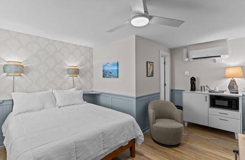 Surf City Hotel | Loggerhead Inn & Suites - Queen Room in hotel in Surf City, North Carolina