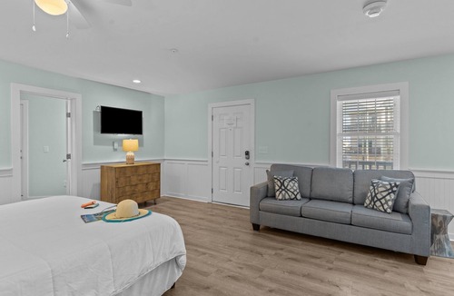 Surf City Hotel | Loggerhead Inn & Suites - King Suite in hotel in Surf City, North Carolina