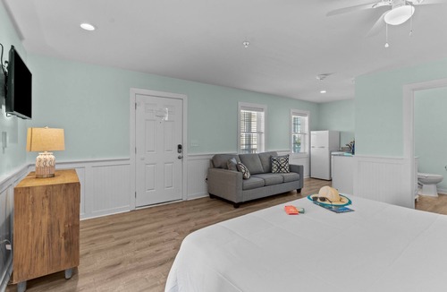 Surf City Hotel | Loggerhead Inn & Suites - King Suite in hotel in Surf City, North Carolina
