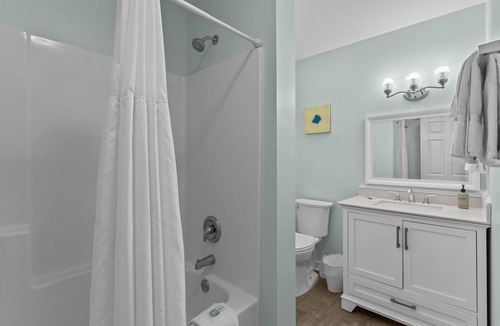 Surf City Hotel | Loggerhead Inn & Suites - King Premium Suite in hotel in Surf City, North Carolina