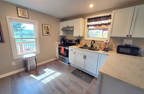 Kedron Cottage | London House Getaway @ Aly Farm–Relaxing Porch;Firepit;Long-Term Stays;Sleeps 4