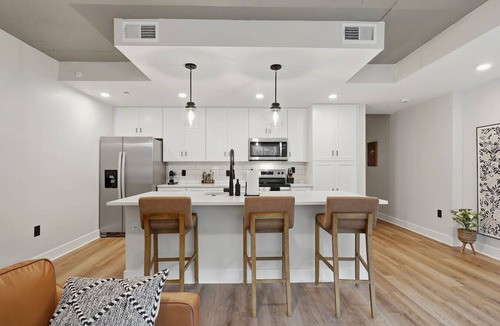 Old City Apartment | Lone Tree Retreat | Parking+Bright Living