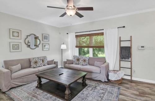 Prosperity House | Lounge on Lakewood Sleeps 10