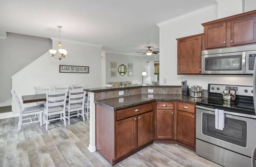Prosperity House | Lounge on Lakewood | Sleeps 10 | Lakefront!