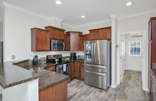 Prosperity House | Lounge on Lakewood | Sleeps 10 | Lakefront!