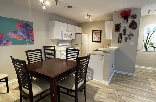 St. Petersburg Condo | Lovely 1 bed condo with pool, tennis, volleyballand racketball court