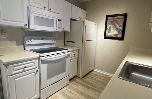 St. Petersburg Condo | Lovely 1 bed condo with pool, tennis, volleyballand racketball court
