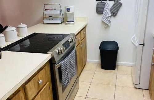 Sun 'N Lake Apartment | Lovely 1 bedroom unit with pool