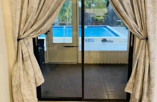 Sun 'N Lake Apartment | Lovely 1 bedroom unit with pool