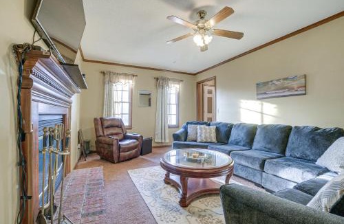 Fayetteville House | Lovely Fayetteville Home: Deck & Fireplace!