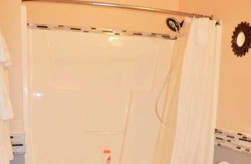 South View House | Lovely room with Big Roku TV Near Ft Bragg/Liberty Pet-Friendly