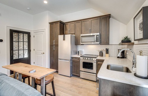 Hitch Village - Fred Wessels Homes Apartment | Lovely Savannah Studio: 1 Mi to Historic District!
