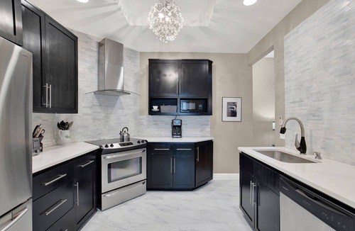 Thomas Square Apartment | Lovely Thomas Square Condo with Shared Porch