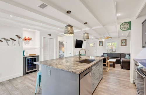 Tybee Island House | Lucky Charm | Creekfront Cottage, Screened Porch!