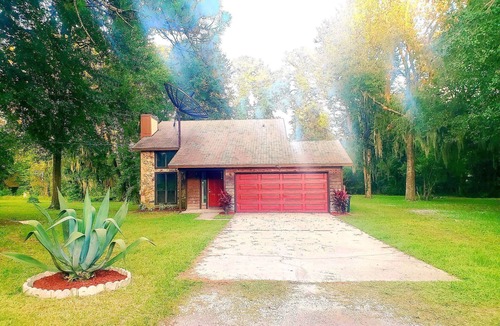 Jacksonville House | Lucky Lodge: Sleeps 8! 3Bd/2Bth Home Away from Home