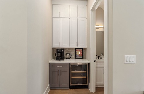 Watkinsville House | Lux and Spacious - King Beds, Chefs Kitchen, Fire Pit, Fast WiFi & Near UGA!