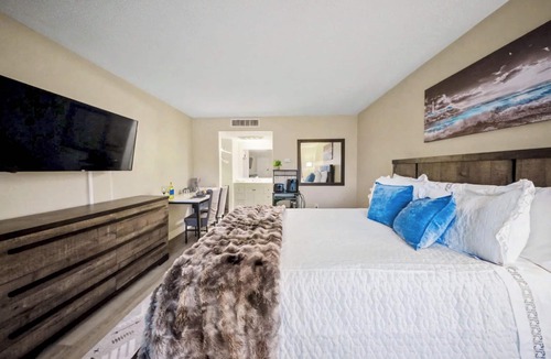 Sheffield Park Hotel | Lux Mins To Atrium Health, Novant Hospital & Downtown/Airport