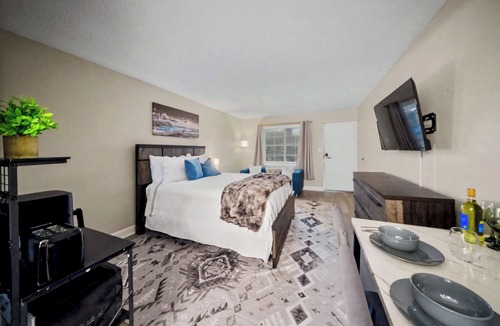 Sheffield Park Hotel | Lux Mins To Atrium Health, Novant Hospital & Downtown/Airport