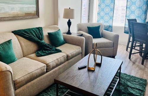 Westside Apartment | Lux & Spacious 1BD Apt with Pool View!