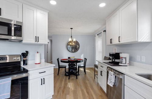 Ettrick House | Luxe Cottage - South Chesterfield Stylishly renovated, w/large master suite