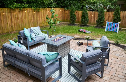 Downtown House | Luxe Retreat 3 Mins from DT, 8 to NC State, Sleeps 12, 3 King beds, Hot Tub, Fire Pits, Arcade, Hidden Bookcase, Treasure Hunt