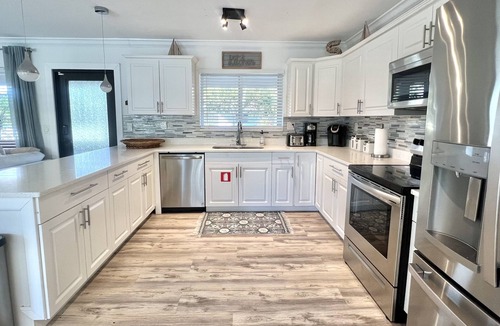 Wilton Manors House | Luxe Waterfront Tropical Paradise! HTD Pool Spa Kayaks Fishing 3 miles to beach.