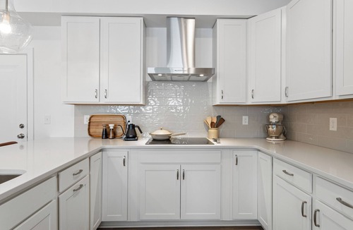 North Raleigh House | Luxurious 3-bedroom townhome/Gourmet Kitchen/King bed/Garage/AC in Raleigh, NC