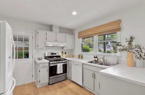 Eastgate House | Luxurious 4BD near Downtown and RDU, with sunroom, theatre, games, & more!