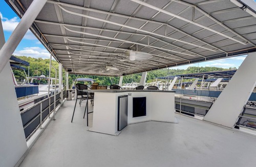 Smithville Boat Rental | Luxurious Five Bedroom Houseboat Retreat on Center Hill Lake