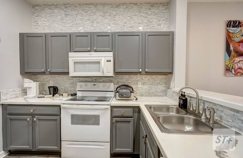 Seasons House | Luxurious Lake Berkley Townhome minutes away from Disney Parks and Shopping