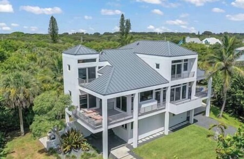 Summerplace House | Luxurious Retreat At The Whispering Palms