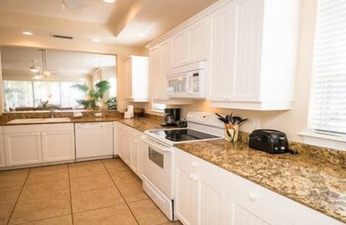 Bradenton Beach Hotel | Luxury 2BR Condo with Jacuzzi & Screened Lanai