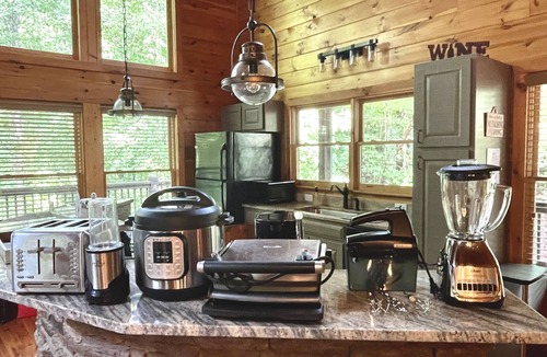 Cleveland House | Luxury 3BD 3BA Cabin. Hot Tub,Pool Table,BBQ.Close to Helen, GA.Great for Groups