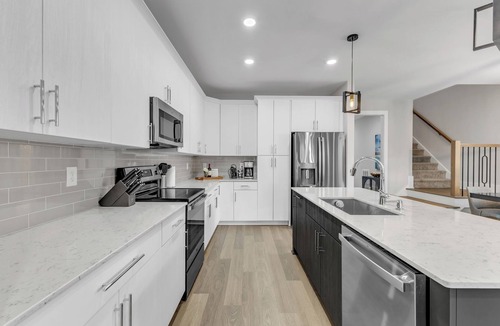 Raleigh House | Luxury 4BR Townhome Walk to Shops 5 Mins to North Hills