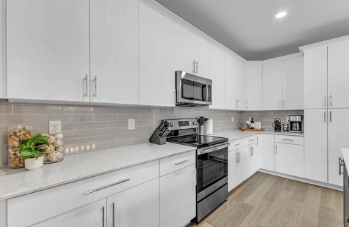 Raleigh House | Luxury 4BR Townhome Walk to Shops 5 Mins to North Hills