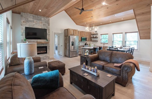 Franklin Cabin | Luxury Barndominium w/Hot Tub, Wifi & Trout Fishing