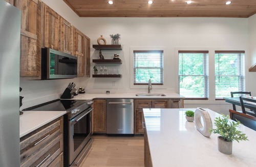 Franklin Cabin | Luxury Barndominium w/Hot Tub, Wifi & Trout Fishing