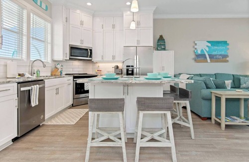 Emerald Isle Condo | Luxury Beach Condo | 5 Min Walk to Beach & Shops!