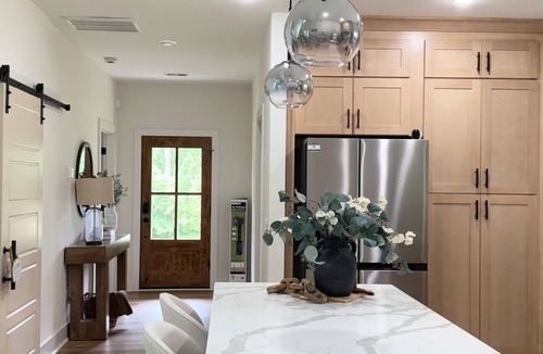 Westminster Cottage | Luxury Cabin Near Lake Hartwell –Pet-friendly, FirePlace/3 bedroom & playground